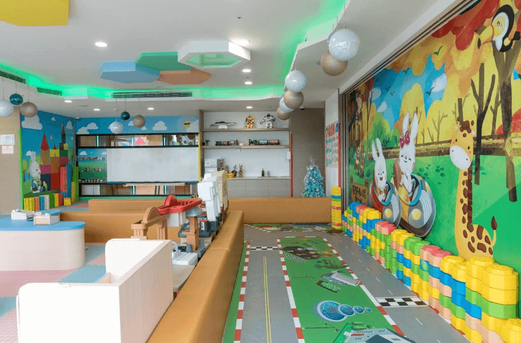 【宜蘭溫泉飯店】宜蘭悅川酒店，色彩鮮豔、適合的兒童遊戲室，牆壁上有卡通動物圖案，地板上模擬了道路，提供給孩子們模擬駕駛玩具車的樂趣。室內還擺放了積木和其他益智玩具，空間明亮且充滿歡樂氣氛。