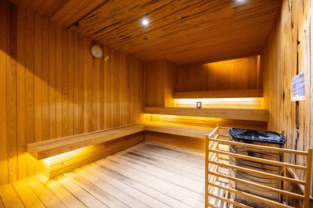 【宜蘭溫泉飯店】山形閣的桑拿室，內部全以木質材料打造，設計簡約且溫馨。桑拿室內燈光柔和，木製長凳整齊排列，為住客提供舒適的放鬆空間。
