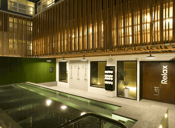 【宜蘭溫泉飯店】捷絲旅宜蘭礁溪館的溫泉池區，設計時尚且簡潔。池邊的牆壁採用了木質格柵，提供隱私並營造出放鬆的氛圍，池水清澈，燈光設計讓空間充滿溫暖和舒適感。