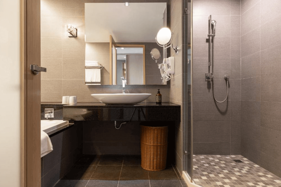 【花蓮市海景住宿】“花蓮寵物友善飯店”煙波大飯店花蓮館的浴室空間乾淨整潔，設有乾濕分離的淋浴間，採用現代化設備與淺色調裝潢，搭配黑色洗手台與實用收納設計，整體呈現高雅的質感。