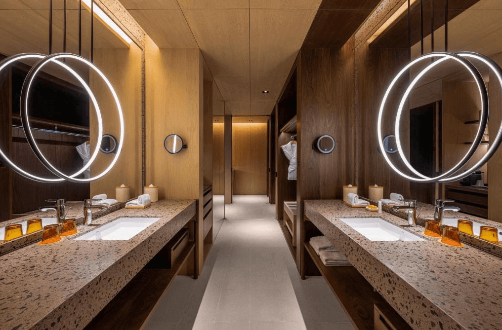 【花蓮市海景住宿】花蓮潔西艾美渡假酒店的雙洗手台設計，搭配獨特的圓形燈鏡，梳妝空間明亮寬敞，台面採用大理石材質，結合木質櫃體，呈現出現代與自然結合的設計美感。