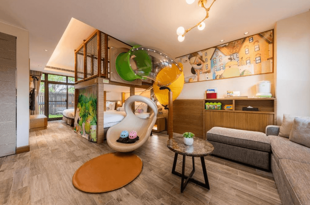 【花蓮寵物友善飯店】瑞穗天合國際觀光酒店的兒童主題房，房間內設有兒童床、滑梯和遊樂設施，色彩繽紛且充滿童趣。房間內的牆上繪有可愛的卡通圖案，並配有玩具和兒童遊戲區，為小朋友提供了豐富的娛樂空間。