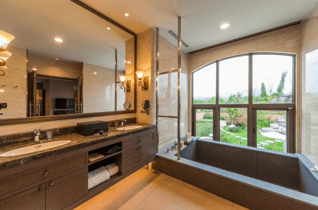 【花蓮寵物友善飯店】瑞穗天合國際觀光酒店的豪華浴室，內部設計高雅，配有雙人洗手台和大型鏡子。浴室內還有一個可觀賞花園景色的浴缸，提供放鬆身心的完美場所。浴室內部裝潢現代，採用高品質的建材。