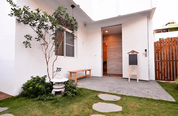 葉子。宿的入住庭院,庭院內綠意盎然,設有木製長椅和裝飾燈籠,營造出寧靜的氛圍,是放鬆身心的理想場所。