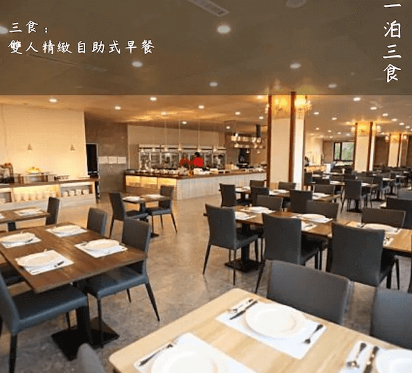 蜜滋賀溫泉飯店的自助餐廳，內有多張餐桌和椅子，餐廳設計現代，空間寬敞明亮。餐桌上已經擺放好餐具，背景是自助餐區，提供豐富的美食選擇，為住客提供舒適的用餐環境。