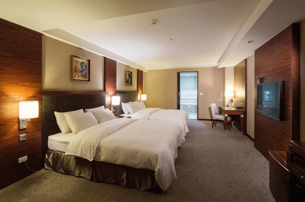 阿思瑪麗景大飯店的雙床豪華客房，內有兩張大床，溫馨的燈光和典雅的裝飾，提供舒適的住宿體驗