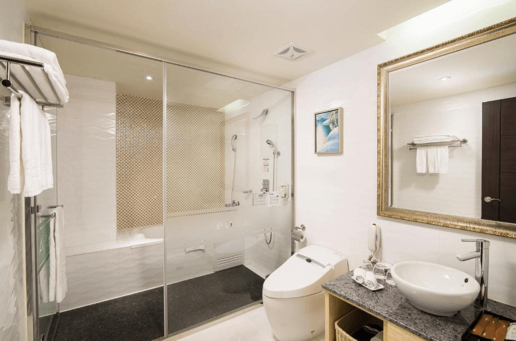 阿思瑪麗景大飯店的現代化浴室，配有玻璃淋浴間、大理石洗手台和智能馬桶，設施齊全，設計高雅