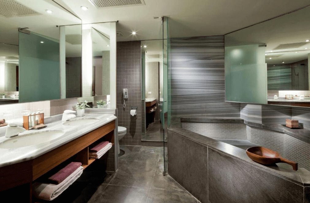 雀客藏居臺北陽明山浴室：一間寬敞的現代化浴室，設有雙洗手台和大型鏡子。浴室內還設有一個石製浴缸和獨立的淋浴區，整體風格簡約且舒適，提供高品質的放鬆體驗