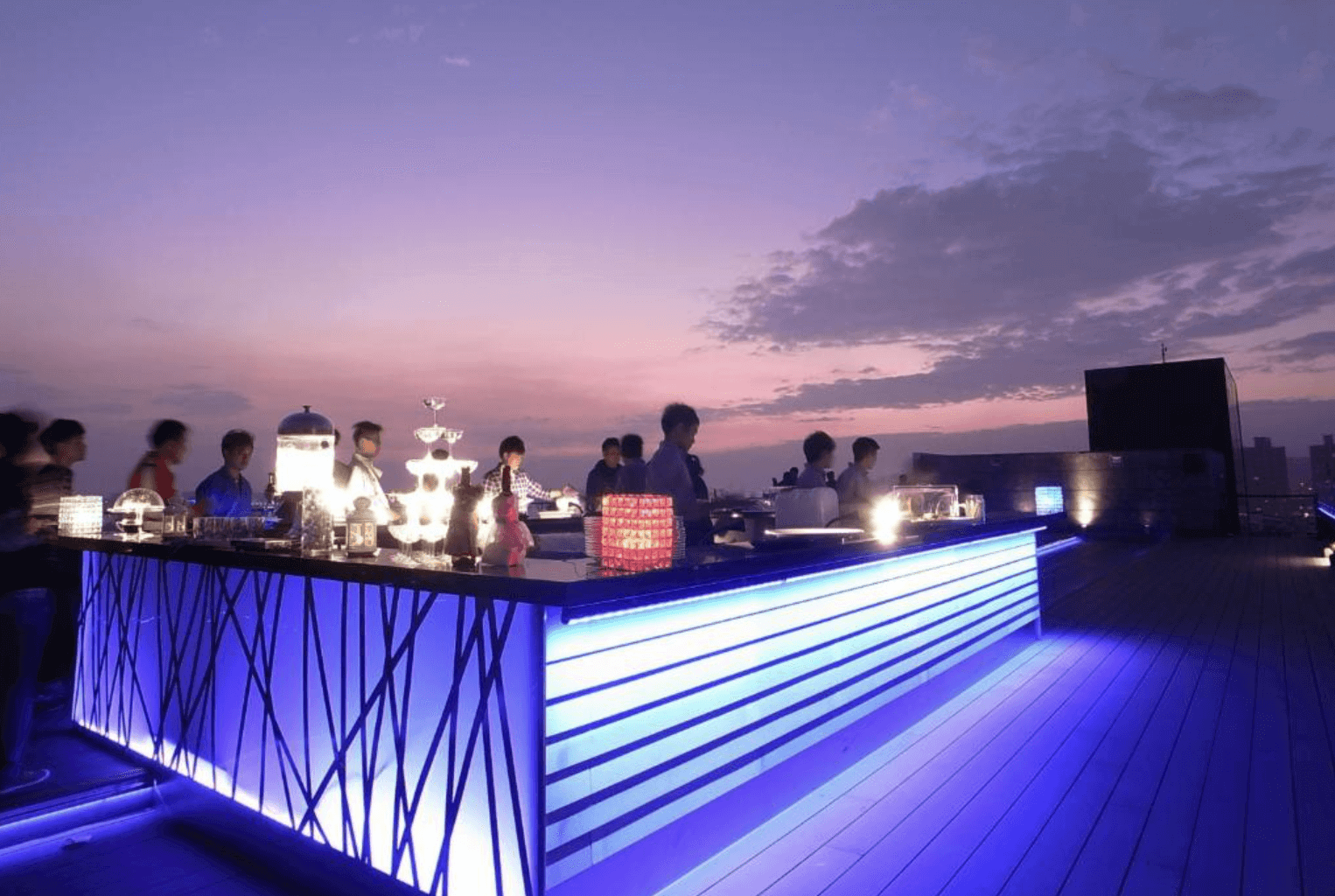 城市商旅高雄真愛館的屋頂酒吧，夜晚的酒吧燈光閃爍，營造出浪漫的氛圍。賓客可以在這裡享受夜晚的高雄城市景色，並與朋友共享愉快的時光。酒吧設計現代，提供各種飲品，是賓客放鬆休閒的理想場所