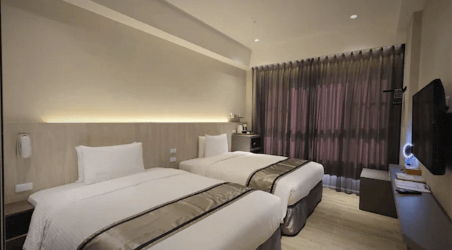 塩 • 泊思行旅的雙床房，房間內設有兩張單人床，適合朋友或家庭入住。房間採用現代簡約設計風格，配有柔和的燈光和落地窗，使空間感更加寬敞明亮。房內設施齊全，為賓客提供便捷的住宿體驗