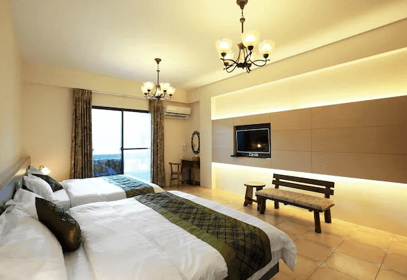 湖畔46民宿展示了一間明亮且寬敞的客房，設有兩張雙人床。房間內有著古典風格的吊燈，床尾有一個木製長椅，並配有平板電視。窗戶外可以看到美麗的風景。