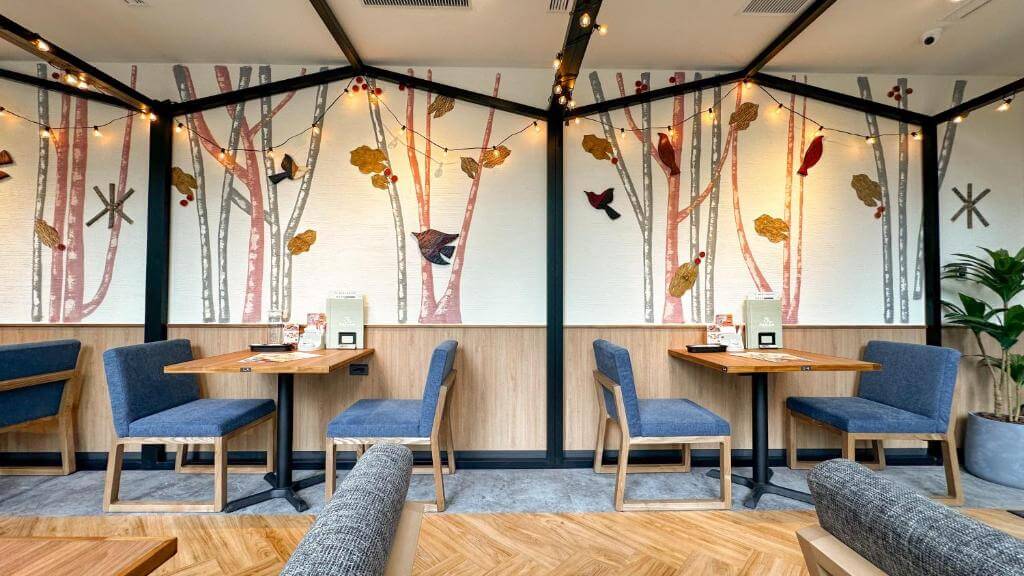 【台北親子飯店】相鐵飯店台北西門的餐廳，牆面以森林主題的藝術裝飾為特色，搭配溫馨的木質桌椅，營造出舒適且自然的用餐氛圍。