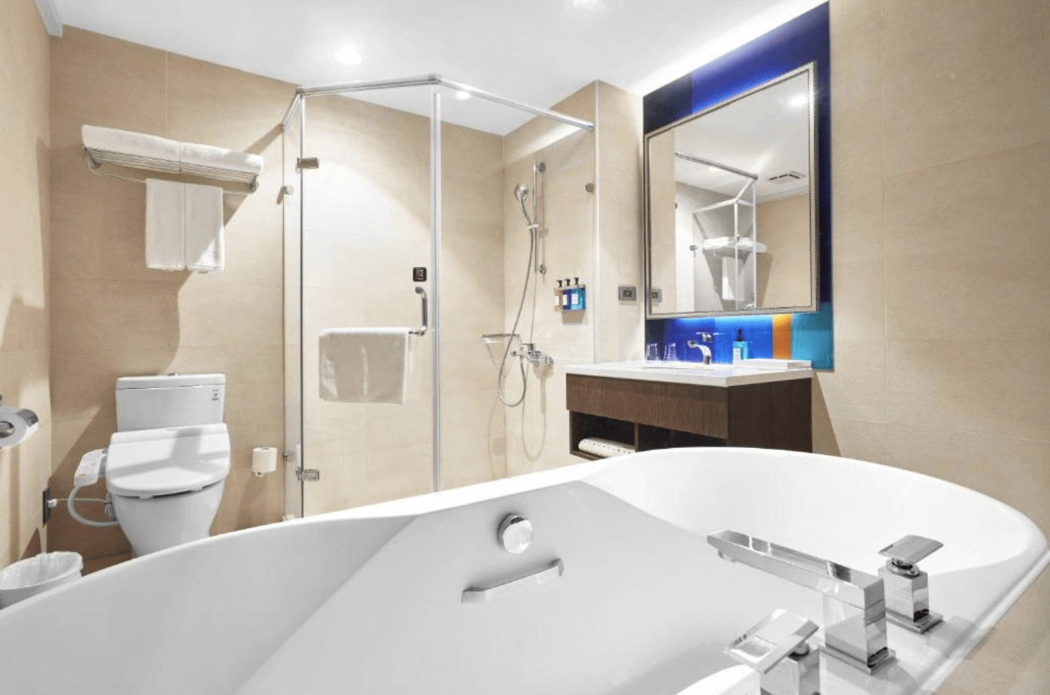 高雄愛河智選假日酒店的浴室，浴室內部設施齊全，設有獨立的淋浴間和浴缸。浴室設計簡潔明亮，牆面和地板皆採用淺色系，搭配現代感十足的浴室設備，提供舒適的洗浴體驗