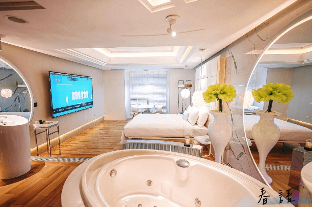 【桃園情趣汽車旅館】MMMotel的房間設計現代且溫馨，擁有寬敞的空間和豪華的設施，讓旅客能夠享受極致的住宿體驗。
