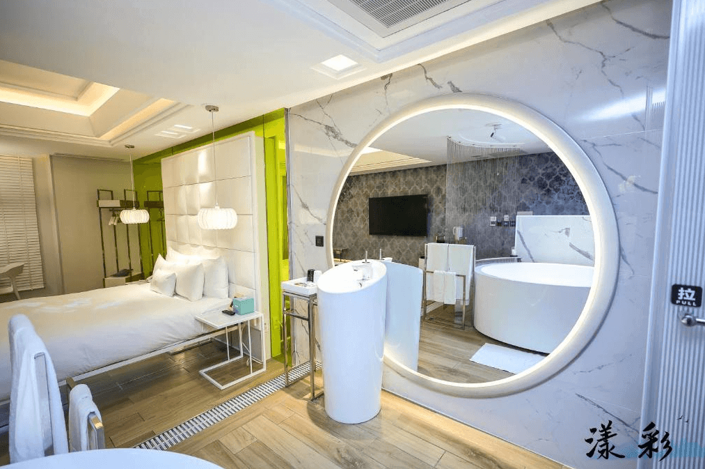 【桃園情趣汽車旅館】MMMOTEL客房內配有大屏幕電視和舒適的床鋪，讓旅客在休息時能夠享受視聽娛樂和舒適睡眠。