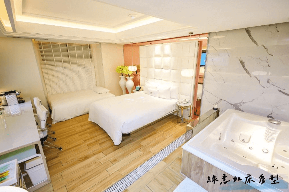 【桃園情趣汽車旅館】MMMOTEL房間內的浴室設計時尚，配有圓形鏡子和獨立浴缸，提供旅客一個舒適且私密的沐浴空間。