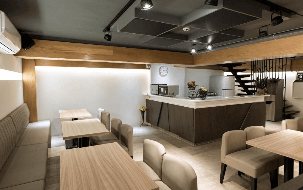 天麗行館展示了一個公共用餐區。用餐區內有多張木質餐桌和椅子,設計風格簡約現代。空間明亮且寬敞,非常適合客人聚餐或社交活動。