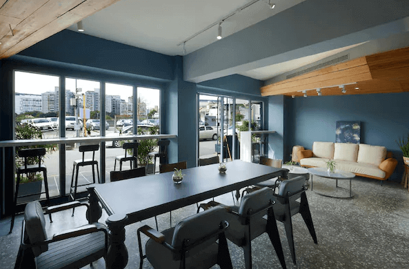 陽光士林珮柏旅館展示了一個現代風格的公共區域。公共區域內有多張桌椅，適合客人在此休息或工作。牆壁和天花板的設計以木質元素為主，增加了溫暖感。大窗戶讓自然光充滿整個空間，讓人感覺非常明亮和舒適。這裡非常適合客人在此交流或放鬆。