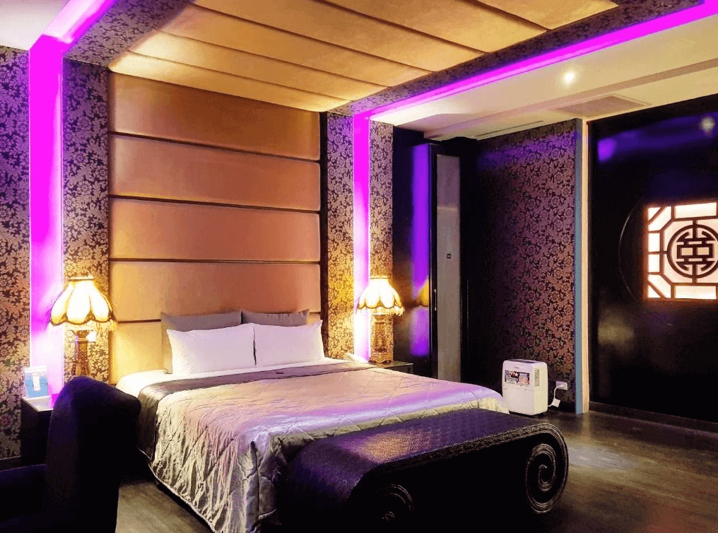 【桃園情趣汽車旅館】"楊梅住宿"風閣時尚精品旅館的房間設計結合了現代與傳統元素，紫色燈光和典雅的壁紙讓空間充滿神秘且奢華的氣息。