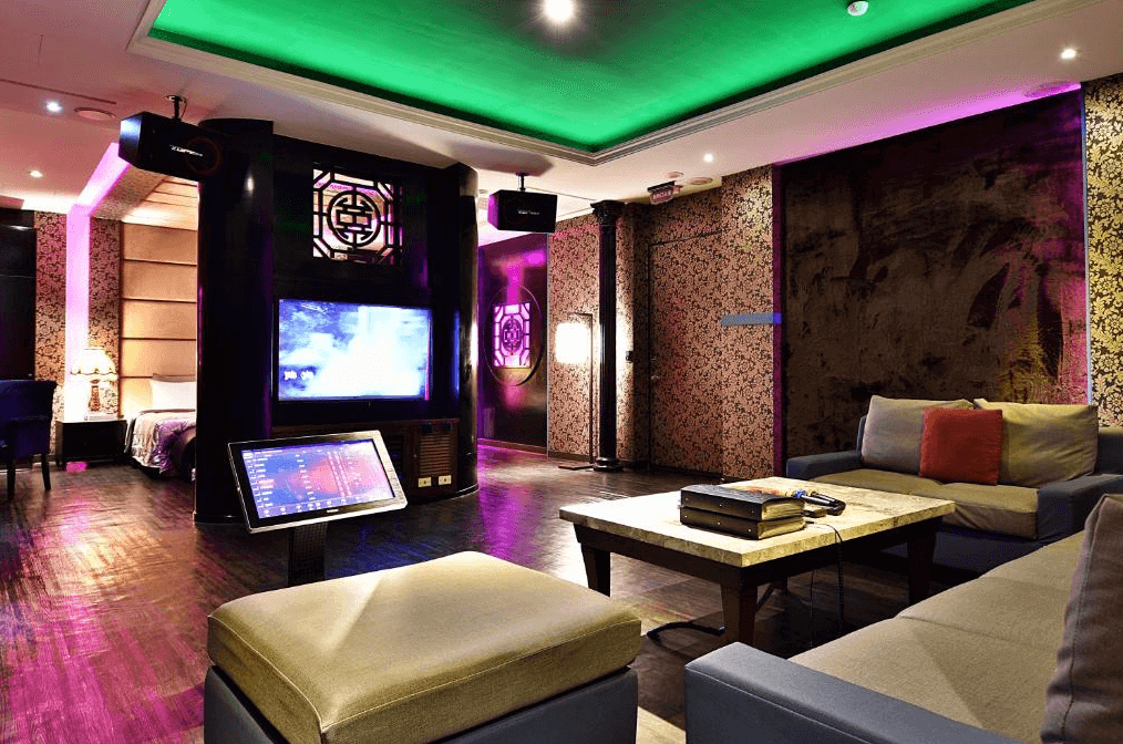 【桃園情趣汽車旅館】"楊梅住宿"風閣時尚精品旅館房間內的娛樂設施豐富，配有大型電視和舒適的休息區，讓旅客在房內就能享受視聽娛樂。