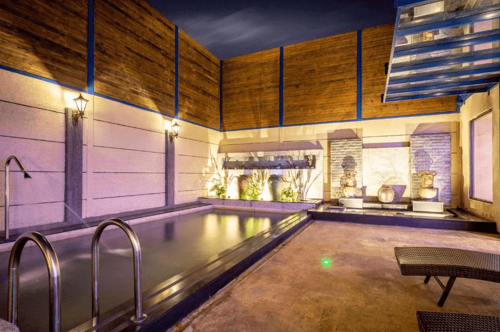 【桃園情趣汽車旅館】"楊梅住宿"風閣時尚精品旅館還提供室外泳池，周圍佈置雅緻，讓旅客在都市中也能享受寧靜和放鬆的氛圍。