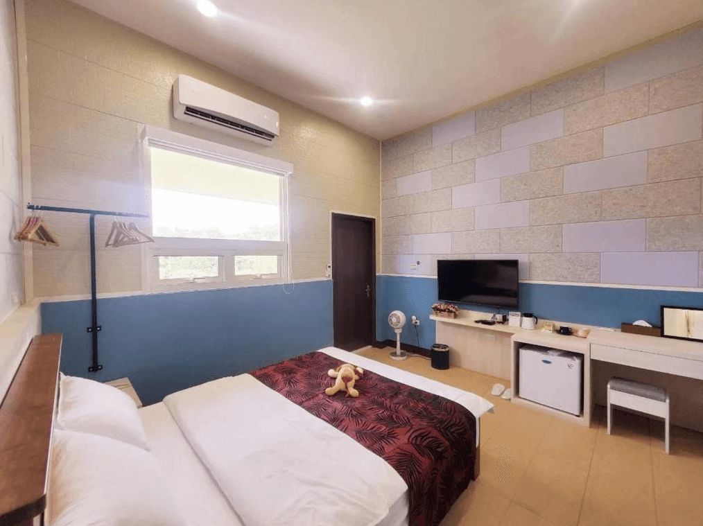 【苗栗寵物友善住宿】慕雲想莊園 (Moon Villa) 的景觀衛浴空間，設計簡約現代，配置了寬敞的獨立浴缸與大面橫幅觀景窗，旅客在泡澡時能將窗外翠綠的山林與庭園景致盡收眼底，享受隱居山林的放鬆感。