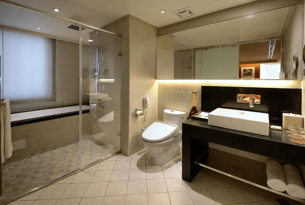 星空藍海飯店設有乾濕分離的淋浴間和寬敞的洗手台區域。浴缸旁有窗戶，可讓自然光照射進來，整體設計簡約高雅，滿足旅客的舒適需求。