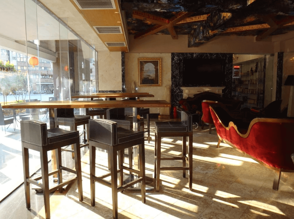 高雄漢王洲際飯店的玻璃窗景咖啡廳 這個咖啡廳擁有大面積的玻璃窗，光線充足，並配有高腳椅與木質桌子，提供現代感十足的用餐環境。旅客可以一邊享受陽光，一邊欣賞窗外的街景，營造出輕鬆愜意的氛圍。