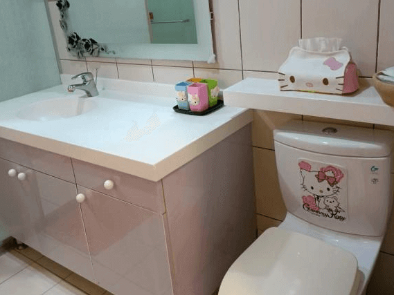 上大和民宿的浴室內設有白色洗手台和鏡子，馬桶上貼有Hello Kitty圖案，並擺放粉色衛生紙盒，營造出可愛的風格，設計細緻有趣。