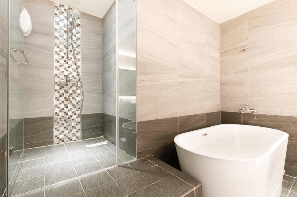 【新營汽車旅館】丹尼爾汽車旅館高雅的浴室設計，灰色調磁磚搭配馬賽克花磚，配有獨立淋浴間與造型浴缸，提供放鬆的洗浴體驗。