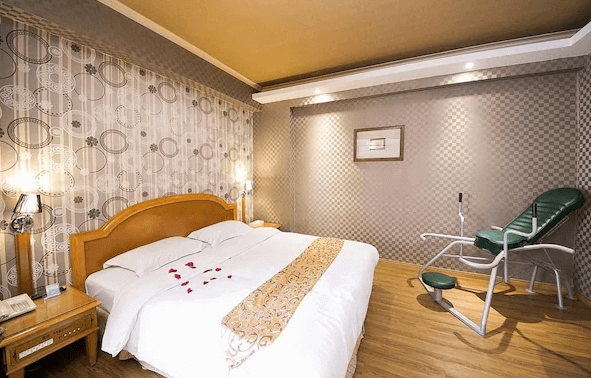 【新營汽車旅館】歐堡商務汽車旅館具有現代感的雙人房間，牆面以精緻圖案裝飾，房內配置健身器材，適合注重健康生活的住客。