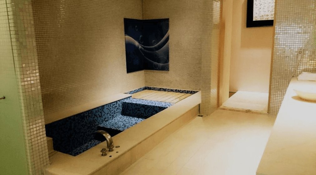 【新營汽車旅館】禾楓水舍汽車旅館的現代化浴室設計，配有馬賽克磁磚裝飾的私人泡澡區，提供安靜放鬆的享受空間。