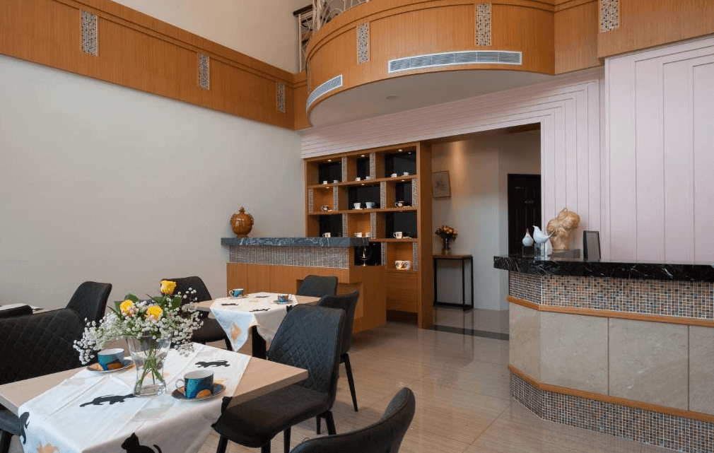 【水里住宿】八台莊園民宿的用餐區內，設有優雅的餐桌椅與充滿設計感的櫃台，整體空間採用柔和的木質色調，搭配簡潔的裝飾，提供一個溫暖且輕鬆的用餐環境。