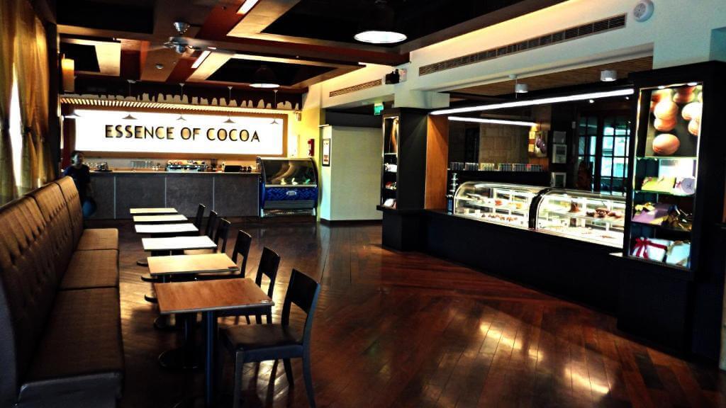 【大湖住宿】巧克力雲莊民宿名為“ESSENCE OF COCOA”的咖啡廳內部裝潢現代且溫馨，設有展示櫃擺放著精緻的甜點與巧克力製品，並提供舒適的座椅區域，適合旅客在此放鬆享用餐點。