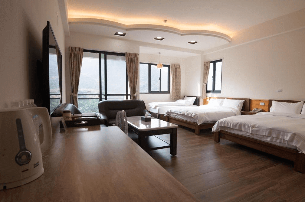 【溪頭住宿】心之境民宿的空間明亮且寬敞，提供三張大床，搭配大面窗戶，窗外可欣賞到青山綠水的景致，是一個放鬆心靈的完美選擇。