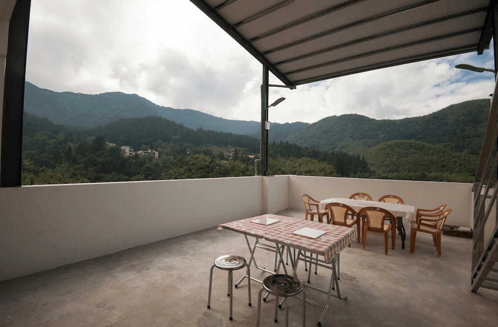 【溪頭住宿】心之境民宿的露台設有簡約的戶外桌椅，背山面綠，提供寬廣的視野，適合早晨享用早餐或傍晚觀賞日落，盡享自然美景。