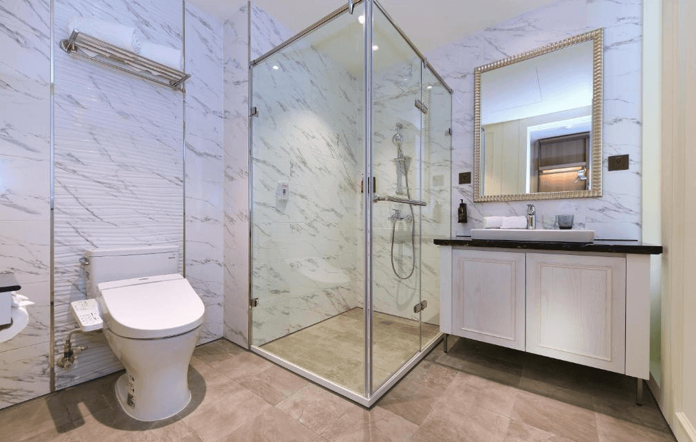 【水里住宿】水里福容徠旅乾淨明亮的浴室，採用大理石紋理牆面，搭配乾濕分離設計與現代化設備，提供高質感的沐浴空間，整體設計典雅而時尚。