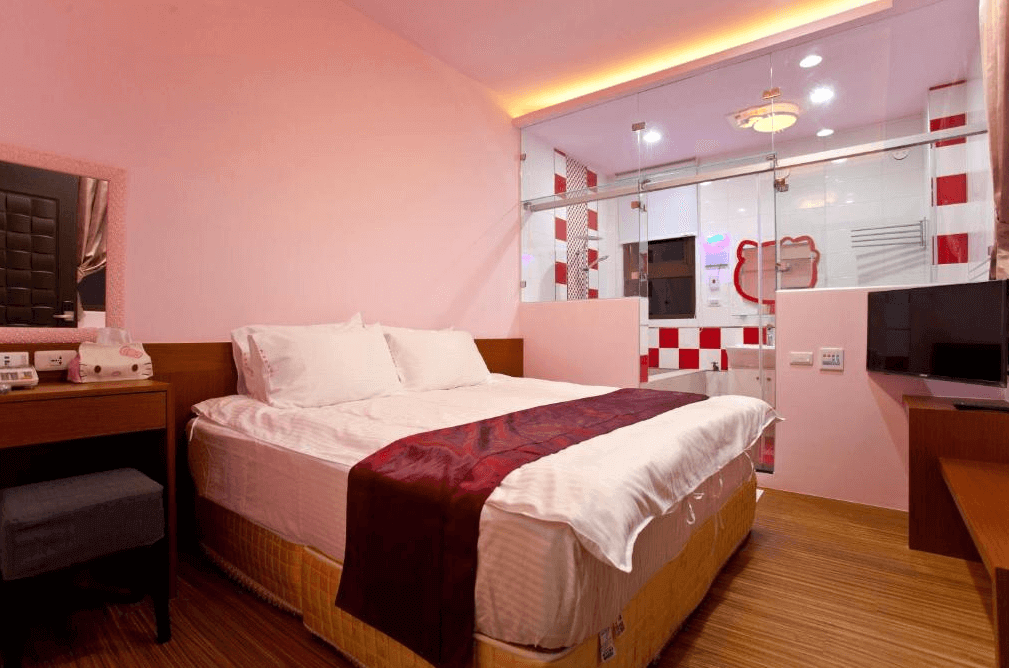 【溪頭住宿】溪頭新景宏渡假村民宿的單人房設計以粉色調為主，營造出浪漫而溫馨的氛圍，獨特的浴室玻璃隔間設計為空間增添現代感，非常適合情侶入住。