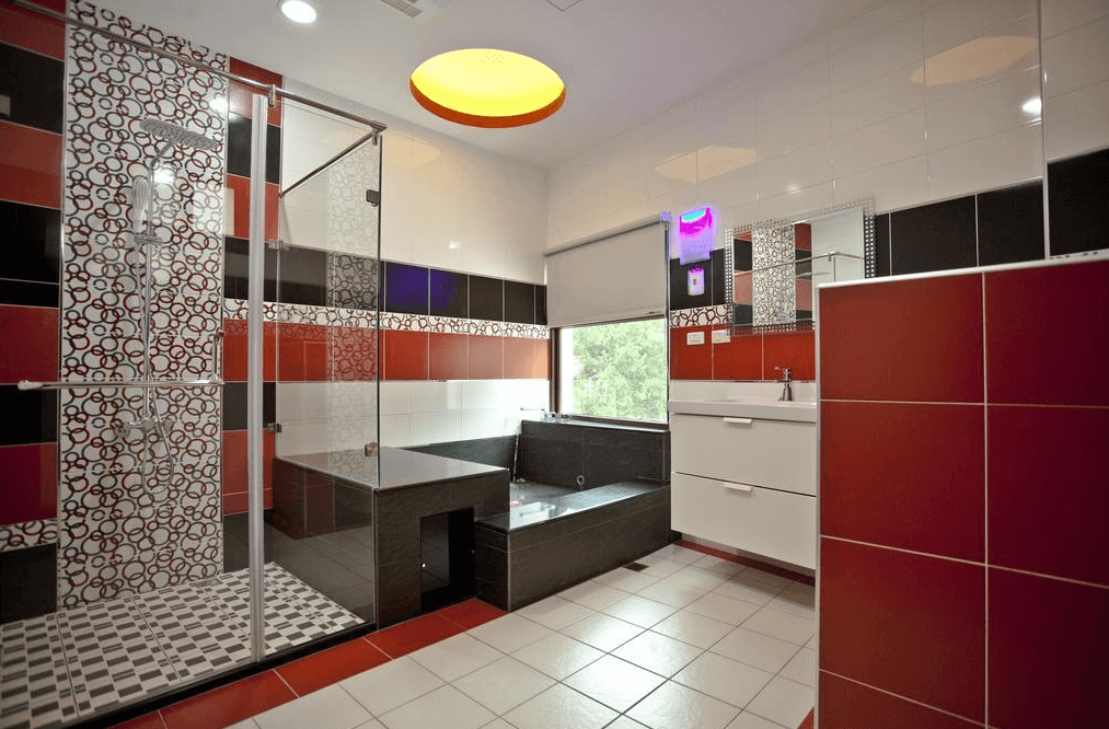 【溪頭住宿】溪頭新景宏渡假村民宿的浴室採用紅白相間的磁磚設計，搭配豪華的淋浴設備與浴缸，空間寬敞且精緻，讓旅客能夠在旅途中放鬆身心。