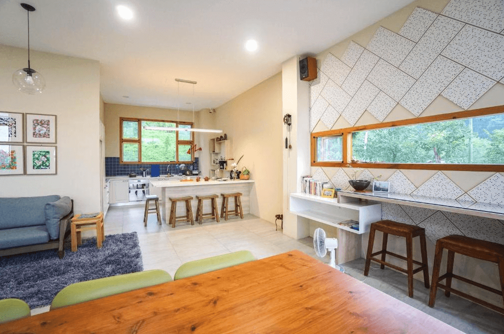 【溪頭住宿】溪頭有晴天民宿的公共空間以溫馨與實用性結合，大型窗戶讓自然光線灑滿整個空間，舒適的沙發與長桌設計，適合家庭或團體聚會，營造放鬆與溫暖的氣氛。