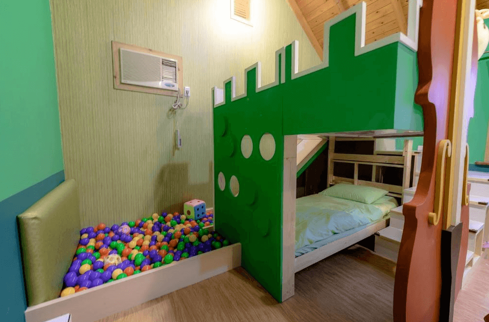 【溪頭住宿】溪頭杉溪鹿溜滑梯小木屋的兒童專屬房間設計充滿色彩感，內部搭配造型床與球池，營造出趣味與安全兼具的玩樂空間，非常適合家庭旅遊，讓孩子擁有自己的小天地。