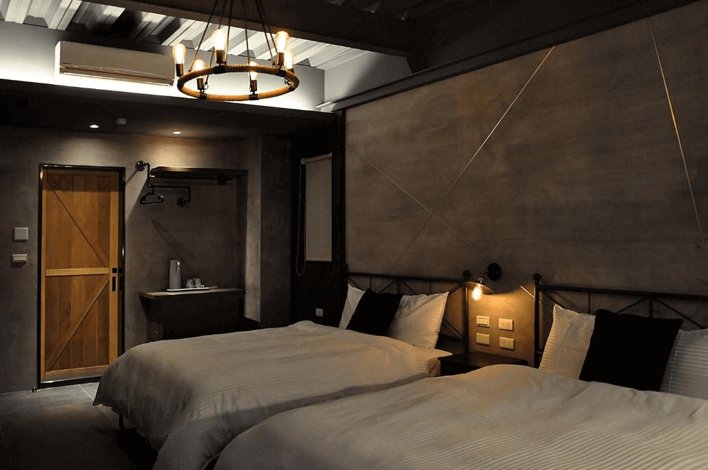 【溪頭住宿】溪頭盛軒森林會館的公共空間佈置以現代簡約為主，採用多樣化的座椅與咖啡桌，牆面裝飾有幾何元素與吊燈，營造出輕鬆的社交氛圍，是旅客放鬆與交流的理想場域。