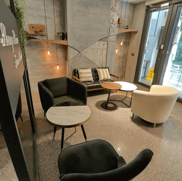 【溪頭住宿】溪頭盛軒森林會館的房間整體以工業與現代風格結合，搭配木質門與小型廚具，實用性與設計感兼具，讓旅客享受別具一格的住宿體驗。