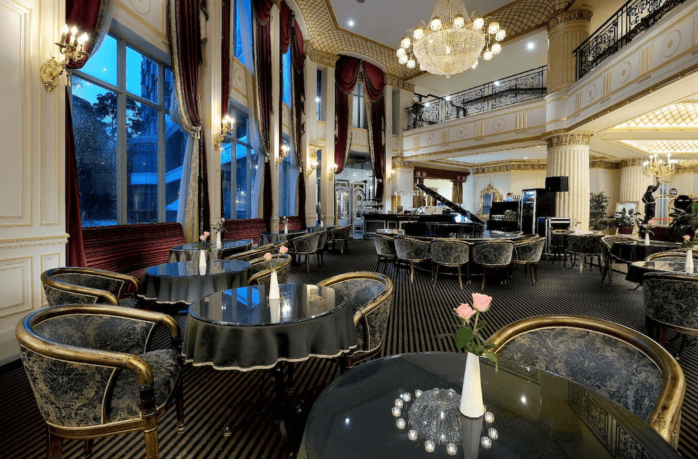 【溪頭住宿】溪頭米堤大飯店的餐廳，擺設著歐式家具與水晶吊燈，整體氛圍華麗且高貴，是用餐的絕佳場所。