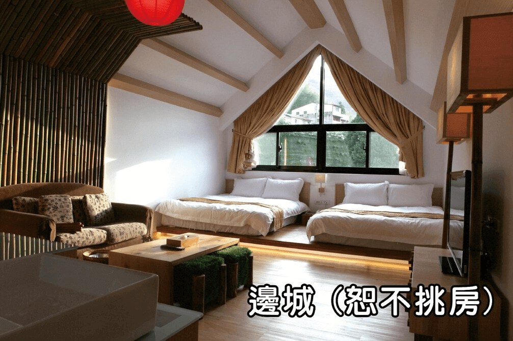 【溪頭住宿】溪頭聽濤園的「邊城」房型內設有高挑斜屋頂，採光良好，搭配竹材裝飾與溫暖色調的布置，兩張大床提供充足的休憩空間，適合家庭入住，窗外景色優美，增添住宿的愜意感。