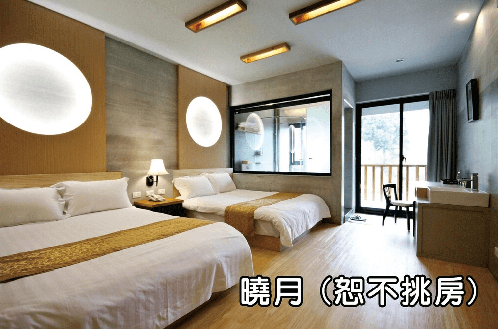 【溪頭住宿】溪頭聽濤園的「曉月」房型風格現代簡約，牆面設計帶有特色燈光裝飾，營造出溫馨而時尚的氛圍，三人床配置適合家庭或團體旅遊，還有陽台可欣賞外部自然景觀。