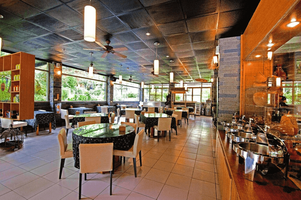 【溪頭住宿】溪頭聽濤園的餐廳設計現代且明亮，大面窗戶提供充足的自然光，室內布置簡約且整潔，提供舒適的用餐環境，是享受美味與交流的理想場地。