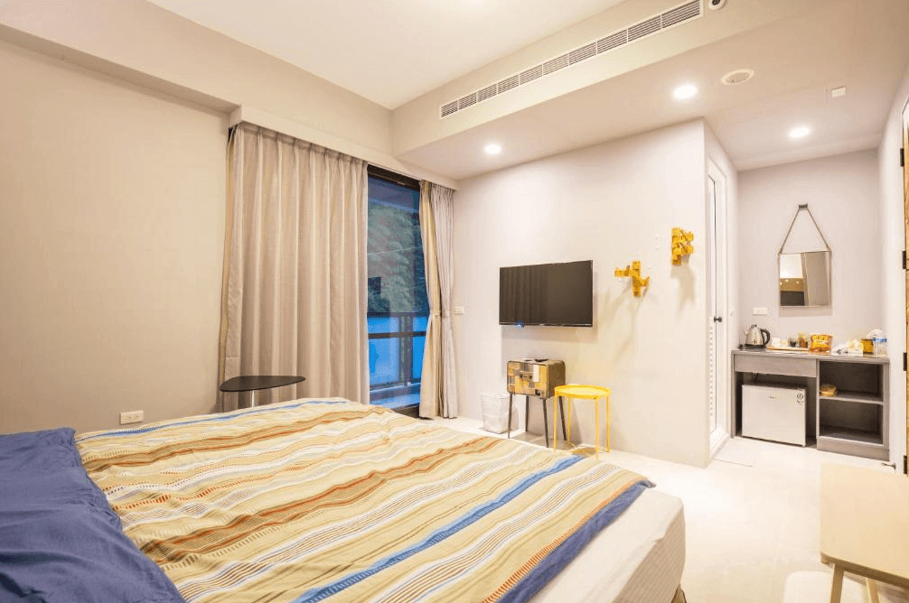 【溪頭住宿】漫步山嵐的單人房間佈置簡約而溫馨，柔和的燈光與明亮的窗戶讓空間更加舒適，內設茶水區與基本家電，滿足旅客的生活需求。