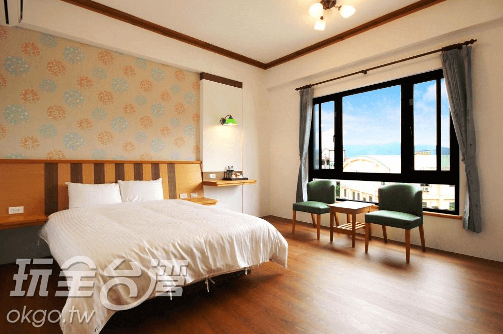 【溪頭住宿】荳田町的房間佈置簡約且充滿生活氣息，暖色系的牆面與木質傢俱搭配自然光線，營造出寧靜的氛圍，適合短期或長期入住的旅客享受靜謐時光。