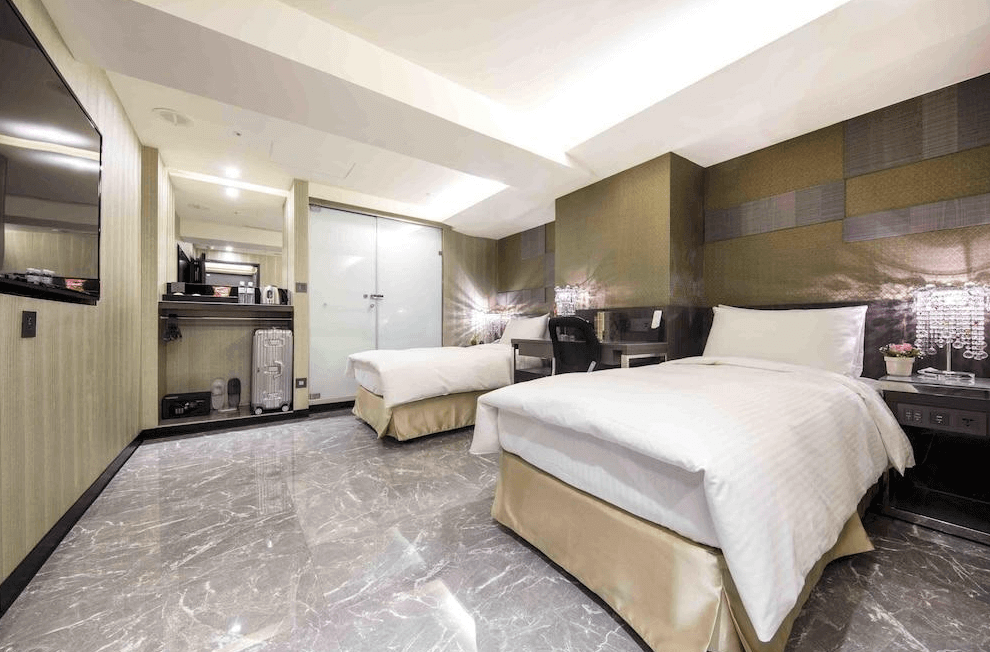 【寧夏夜市住宿】Hotel I Journey 愛行旅的雙床房，配有兩張白色床鋪，房間設計簡約現代，帶有大理石地板，房內提供微波爐與迷你冰箱，並設有玻璃隔間的衛浴空間。